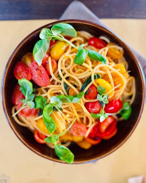 🍝 Spaghetto, tu mi hai provocato e io me te magno! Vieni a farti un piatto di pasta da Frezza. Anche a pranzo, anche con la formula business lunch a €13 con contorno, acqua e caffè.