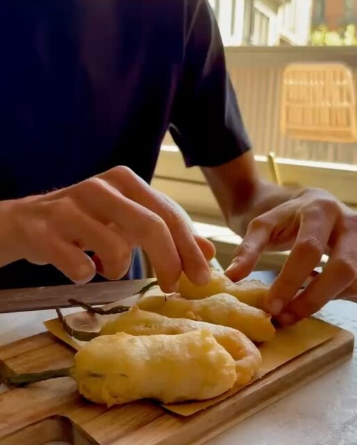 🌼 Ci sono fiori perfetti per le api e altri perfetti per le alici e la mozzarella. Noi li amiamo tutti e due, ma i secondi si mangiano pure: che volete di più?
🙌 Vi aspettiamo da Frezza a Milano per assaggiare i nostri fiori di zucca fritti.