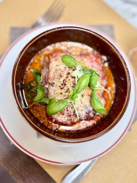 🍆 Recenti studi dimostrano che la parmigiana migliora l’umore e fa passare ogni malanno. Però devi venire a mangiartela da Frezza, se no non funziona. Tutti i giorni a pranzo e cena.