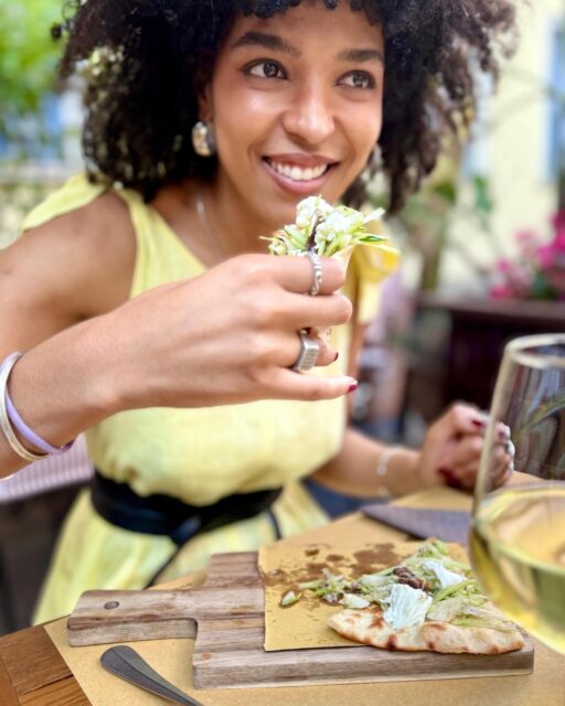 🍕 Da oggi la nostra pizza è anche a pranzo nei weekend! Fina fina, croccante, leggerissima: ne mangi una e sei pronto per la seconda. La trovi tutte le sere, e il sabato e la domenica pure a pranzo. 🍸 E puoi ordinarla anche a spicchi per un aperitivo.

🌸 flower design: @laurifoodandflowers 
📸 model: @sahara.mignone