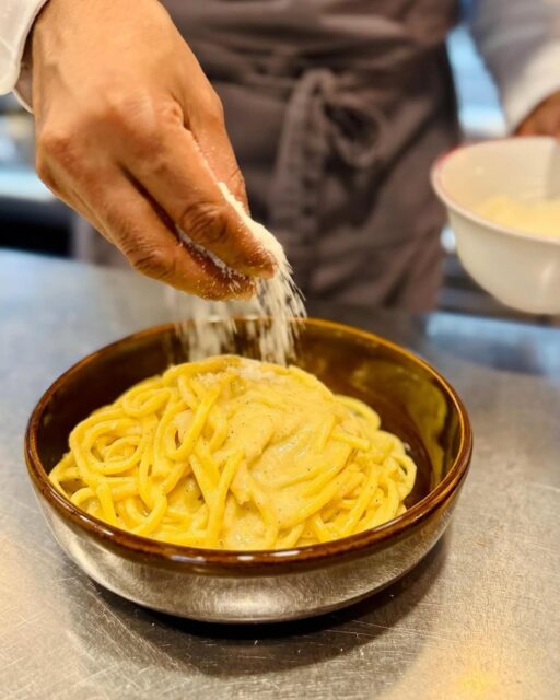 🧀 Cosa dice il tonnarello allo chef, prima di andare al tavolo? Sto ‘na crema. 
E la crema è quella della nostra cacio e pepe, ovviamente.