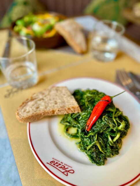 🌶️ Pane e cicoria: con Frezza portiamo la campagna romana in centro a Milano. Tutti i giorni a pranzo e cena.

#frezzamilano #trattoriaromana #osteriaromana #cucinaromana #ristoranteromano