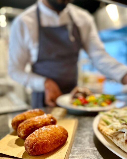 🔝 Il nostro supplì è una poesia. Al posto dei versi c’è un risotto al pomodoro bello saporito, al posto delle rime un cuore filante di mozzarella. La puoi recitare a pranzo, cena e per l’aperitivo, tutti i giorni. 
☔️ Pure con la pioggia, come oggi a Milano: vieni da Frezza a tirarti su!