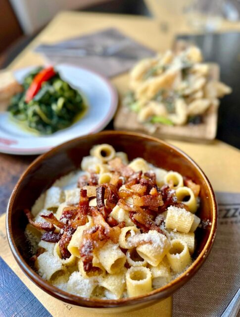 🔝 Guanciale laziale, pecorino romano, pepe nero e le mezze maniche del pastificio artigianale @pastamancini: sta Gricia è non è un piatto, è un capolavoro!
