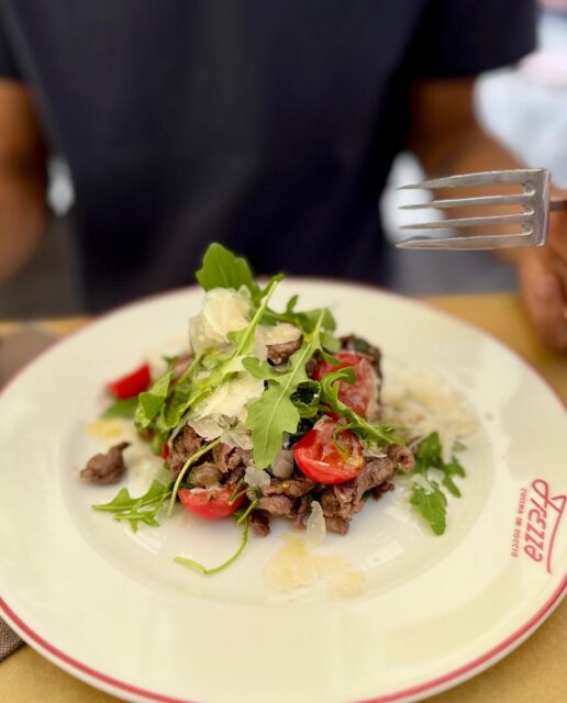 ☀️ Straccetti di manzo tenerissimi, rucola, pomodori pachino e scaglie di grana. L’estate, rinfrescante, da Frezza.