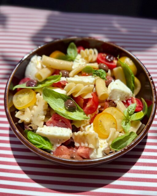 🏖️ Pasta fredda (speciale) per affrontare l’estate milanese! Pasta mista @pastamancini, crudaiola alla puttanesca, bufala e tanto tanto basilico fresco.
Tutti i giorni a pranzo con la formula business lunch, per sentirsi almeno un po’ in vacanza.