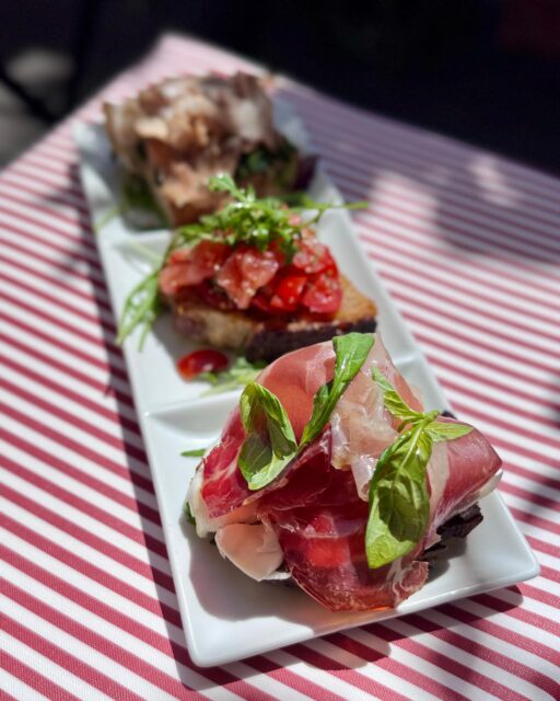 ❤️ Tre bruschette, un solo obiettivo: farvi iniziare la serata con il piede giusto. Perché l’aperitivo da Frezza è una cosa seria. Vi aspettiamo!