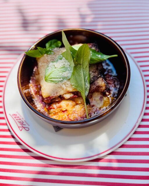 🍆 Qualunque sia la domanda, la risposta giusta è sempre una sola: la parmigiana di Frezza. Tutti i giorni a pranzo e cena.