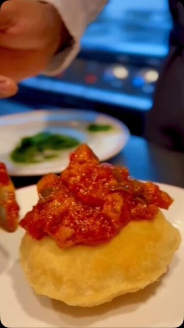 🍆 Una bomba, di nome e di fatto. Una nuvola d’impasto fritta, condita con il sugo di melanzane e tanto, tanto basilico.