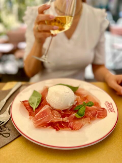 😋 Per mangiare bene non serve per forza accendere i fornelli. A volte basta scegliere gli ingredienti giusti. Oppure venire da Frezza in via Sirtori 34 a Milano.