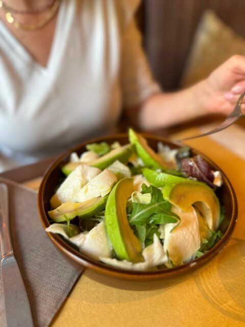 🥑 C’è la pausa pranzo normale, e la pausa pranzo da Frezza. Primo, insalata o zuppa del giorno + contorno + acqua e caffè a €13,00. In centro a Millano.