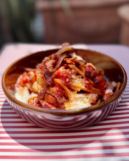 🍝 Ogni giorno è il giorno giusto per l’amatriciana. Ricca di sugo e guanciale, con una generosa spolverata di pecorino.