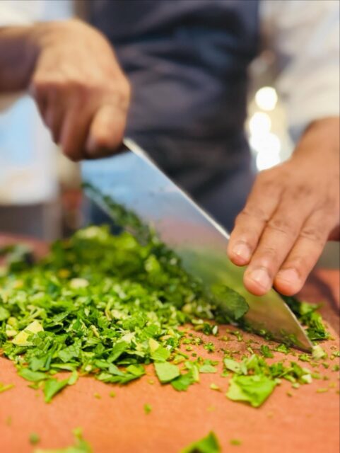 🔪 Sta mano pò esse ferro o pò esse… quella che vi prepara un piatto delizioso. Perché la cucina, è questione di tatto, oltre che di gusto. 
🎬 PS: Chi coglie la citazione di un grande classico del cinema romano?