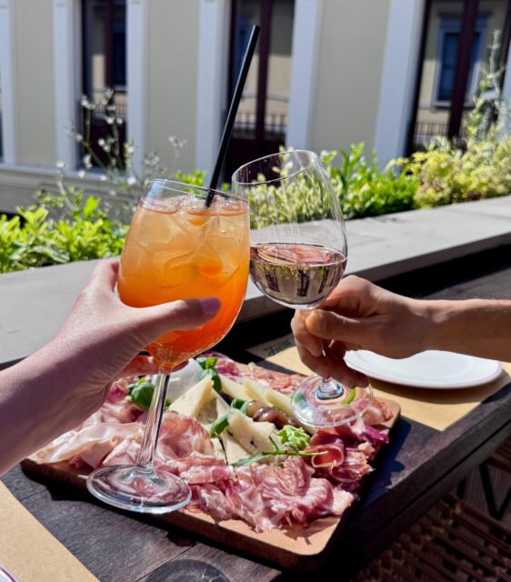 🍸 Aperitivo con vista! Tutti i giorni dalle 17.00 ti aspettiamo con la nostra selezione di piatti, vini e cocktail. Anche in terrazza e in veranda, con una vista spettacolare.