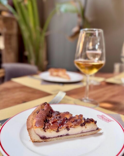 🍒 Ricotta, visciole e gocce di cioccolato. Un grande classico romano, con un tocco in più. Perché pure sui dolci da Frezza non si scherza!