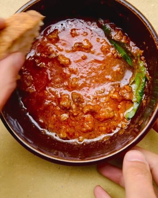 🍞 Toglieteci tutto, ma non la scarpetta. Col pane buono e il sugo delle polpette, che non te lo scordi più.
