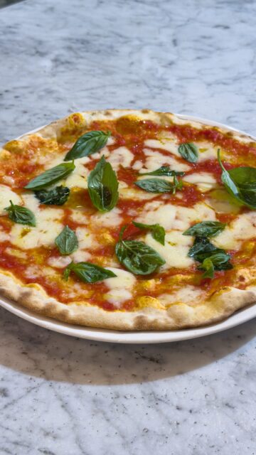 C’è una grande maestria dietro la semplicità della pizza romana: gesti veloci, stesura precisa e sfoglia sottilissima, condita fino al bordo. La cottura al punto giusto la rende croccante, fragrante e leggerissima al morso, con una consistenza dorata che scrocchia in bocca senza appesantire.
Guardare il pizzaiolo all’opera fa venire voglia di sedersi subito e ordinarne una!
𝐅𝐫𝐞𝐳𝐳𝐚 - 𝐂𝐮𝐜𝐢𝐧𝐚 𝐝𝐞 𝐂𝐨𝐜𝐜𝐢𝐨
Via Giuseppe Sirtori, 34 - Milano
Tel. 02 2405241
#milano #milanofood #cucinaromana #tradizioneromana #pizzaromana.